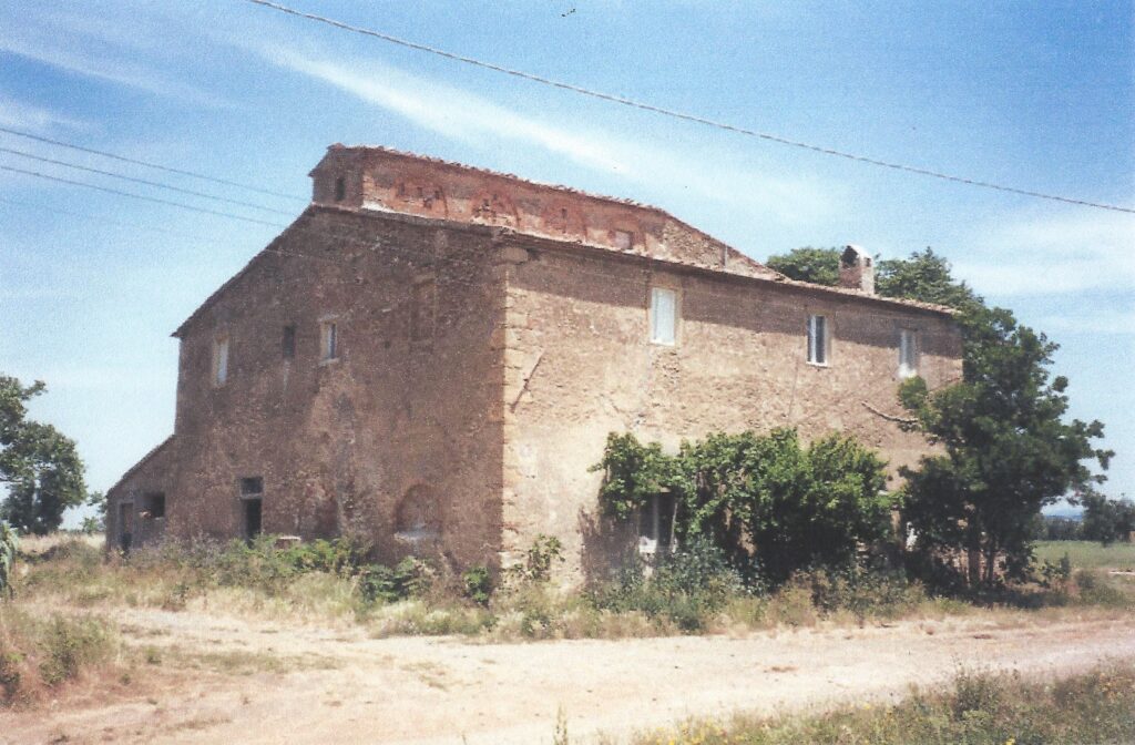 Het huis vanaf de weg in 1995 als ruine